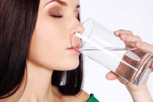 cómo quitar el hipo: beber mucha agua